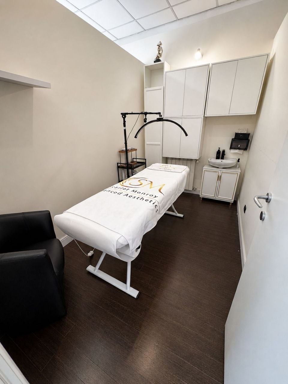 Cabina trattamenti con lettino, istituto di bellezza Scarlet Monroy Firenze