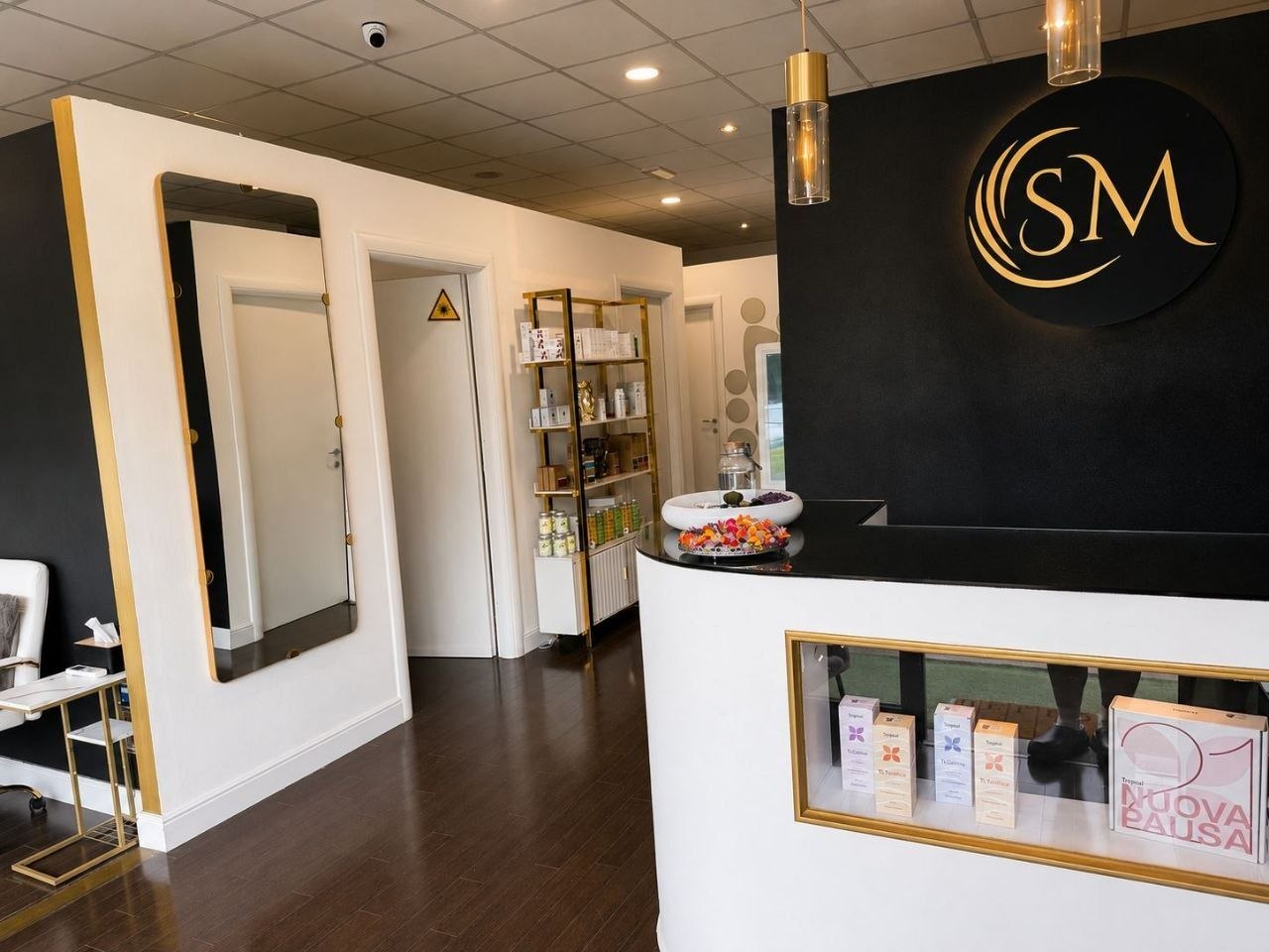Reception Scarlet Monroy Estetica Avanzata con logo SM, Sesto Fiorentino